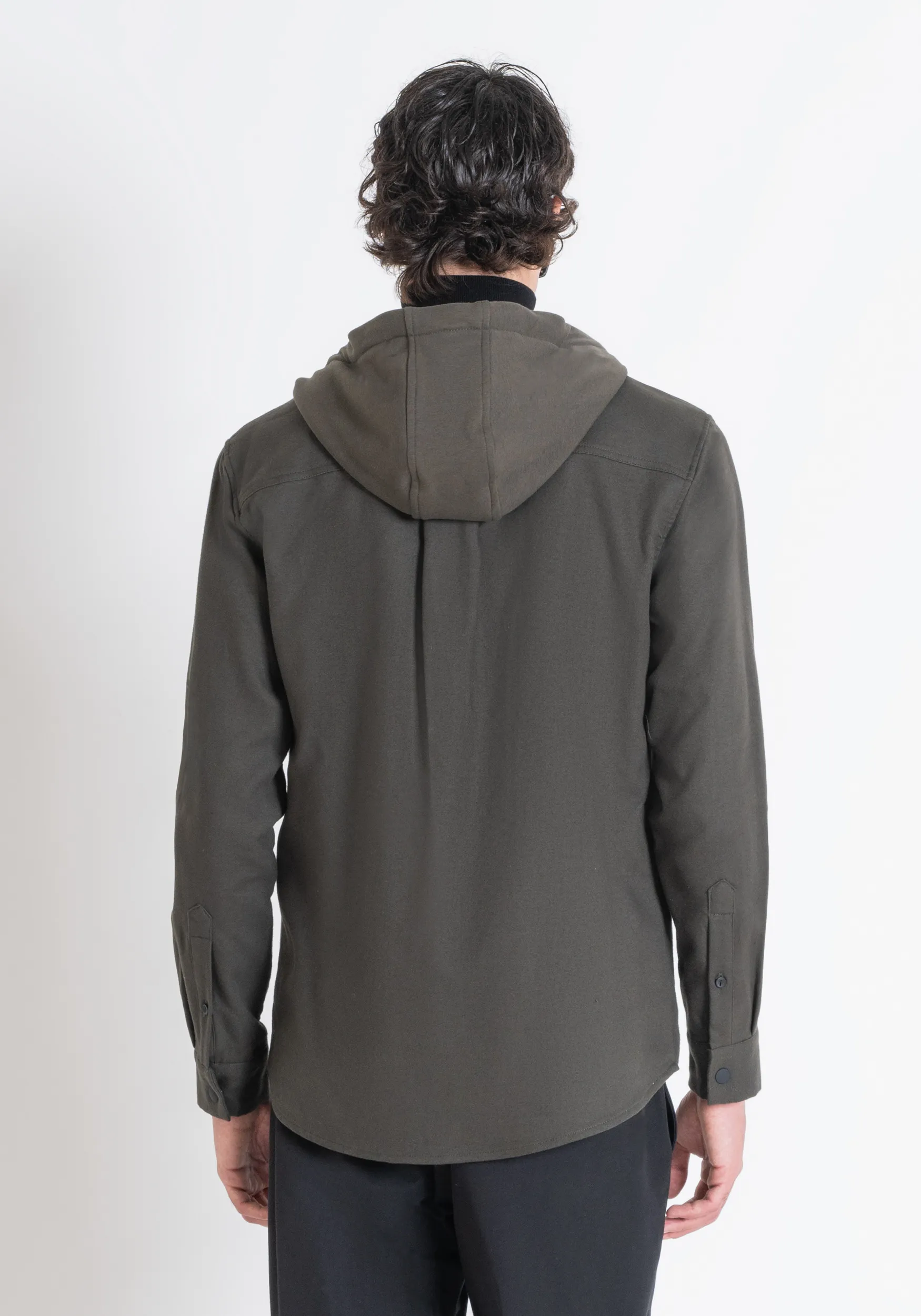 CAMICIA RELAXED FIT CON CAPPUCCIO IN TWILL DI COTONE E TASCHE