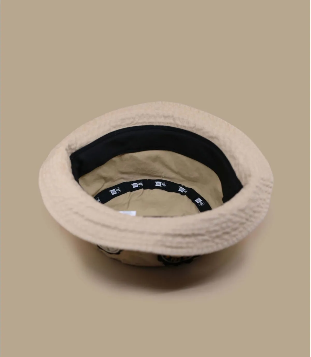 cappello da pescatore new era toppe beigeAll Over Patch Bucket milk     
