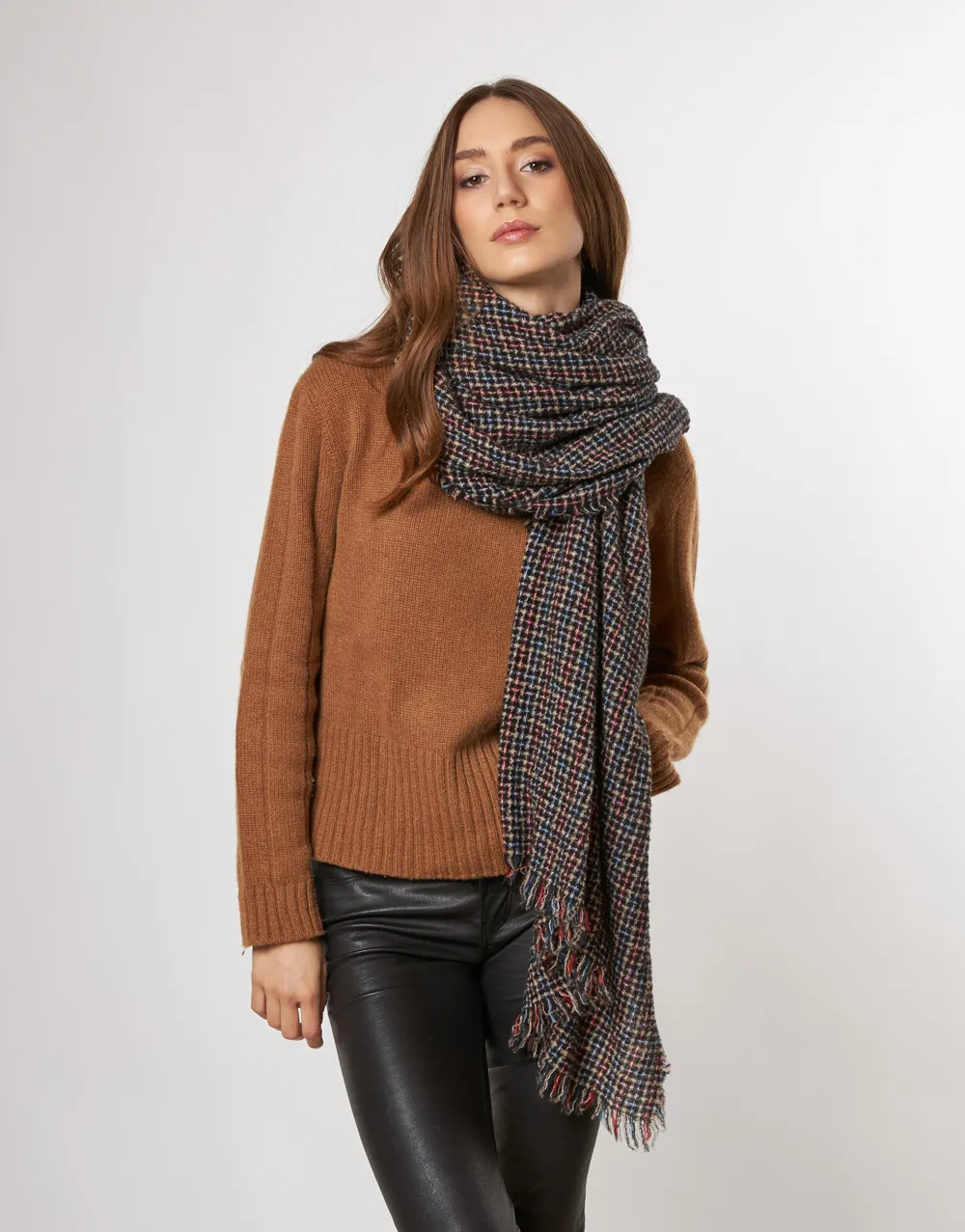     Sciarpa geometrica in lana vergine e cashmere | Marki   